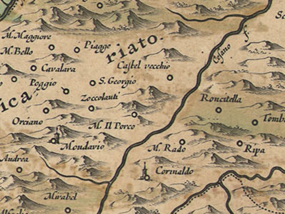 Dettaglio di una carta geografica seicentesca incisa a bulino e colorata a mano. In alto a destra scorre un fiume marcato «Cesano». A occidente del fiume, fra rilievi disegnati a monticelli, si leggono i nomi «Piagge», «Castel vecchio», «S. Georgio», «Zoccolanti», «M. Il Porco», «Cavalara», «Poggio», «Orciano» e, in basso, «Mondavio» con il simbolo di un castello. A oriente del fiume «Roncitella», «M. Rado», «Corinaldo». Sopra i nomi corre a lettere spaziate la parola «riato», coda della scritta «Vicariato».
