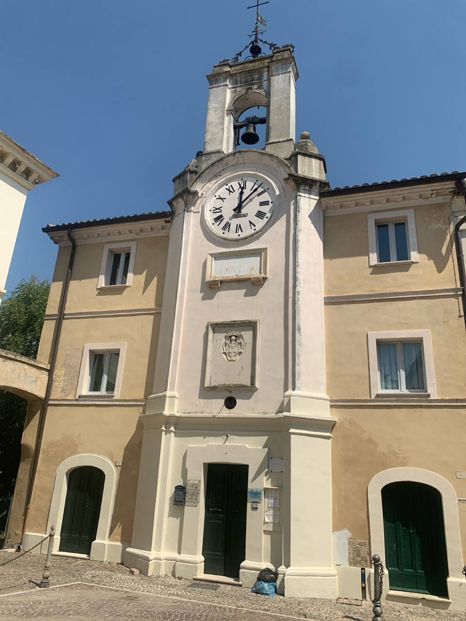 La facciata del vecchio municipio di Monteporzio, in pietra e intonaco chiaro, con al centro una torretta: in alto una croce in ferro con banderuola, sotto una cella campanaria a vela con una campana, poi il quadrante bianco dell'orologio con le ore in numeri romani; più in basso una lastra rettangolare liscia, un riquadro incassato con uno stemma in rilievo e un oculo tondo con grata. Ai lati due ali dell'edificio a due piani con finestre; in basso il portale centrale e due porte laterali ad arco.